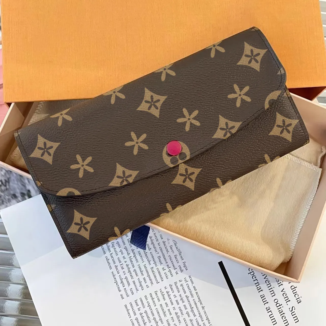 Vintage M60697 Kvinnor Brown Flower Bag Mens Passport Holder äkta lädernyckelplånar Emilie Designer Button Coin Purses Purse Business Long Wallet Card Holders