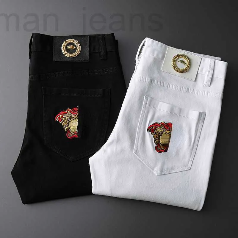 Herr jeans designer mode mens jeans medusa broderade byxor avslappnade raka byxor smala fit hip hop vit tvättad svart storlek 28-38 GA1s