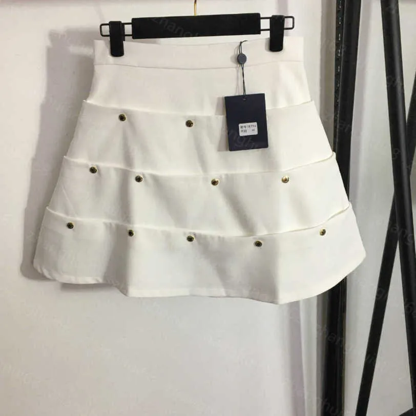 23SSレディースデザイナー衣料品デザイナースカートレイヤードリベットボタン装飾Aラインハイウエストショートスカート高品質の女性服a1