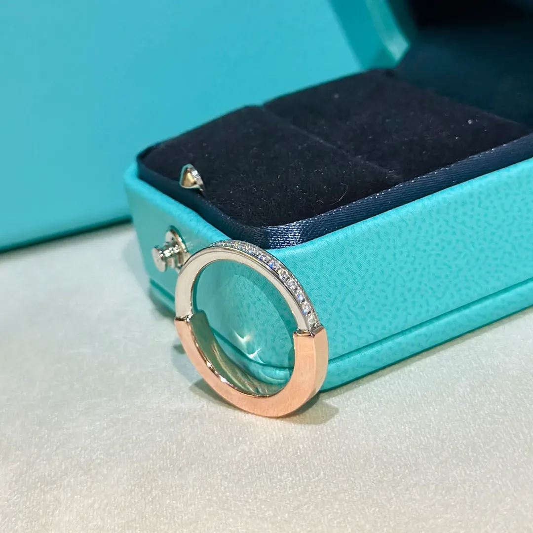 Anelli di design classici di lusso per donne Separazione dei colori Moda e squisito U-lockTrend Band Semplice regalo di gioielli di design per le vacanze