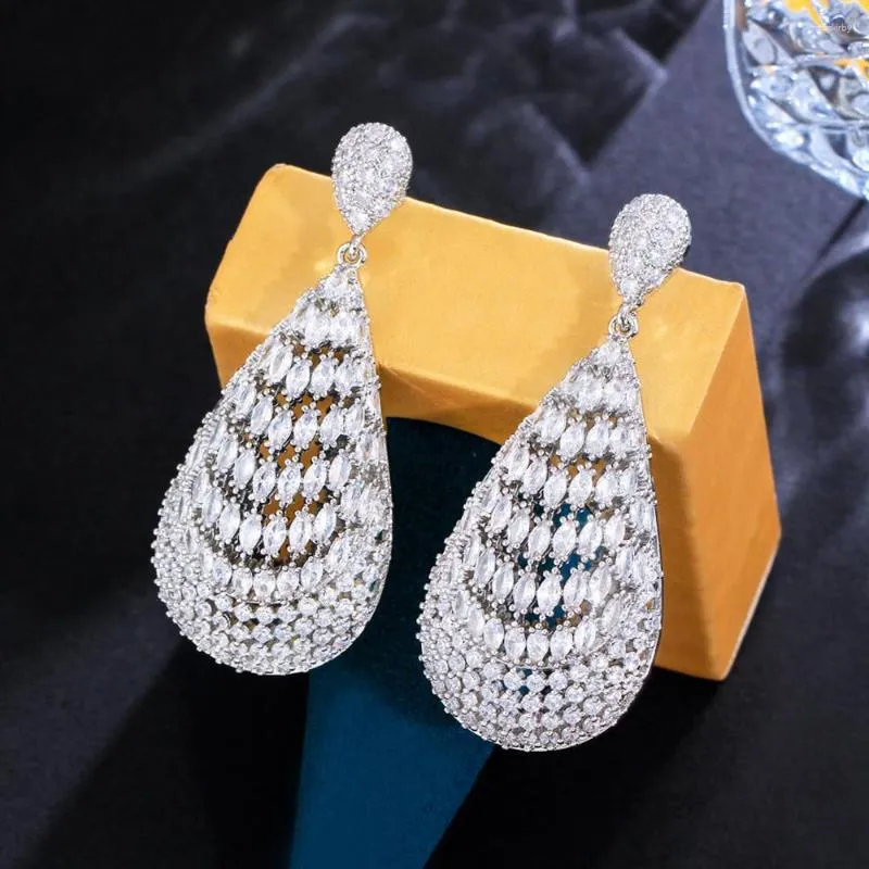 Pendientes colgantes CWWZircons Trabajo de piedra pesada Bling Corte marquesa Circón cúbico blanco Colgante largo Boda nupcial para mujer Joya CZ556