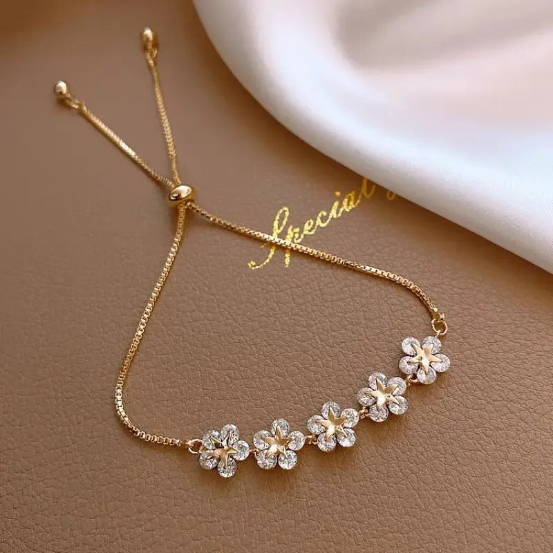 Armreif Elegante eingelegte koreanische Armbänder Goldfarbe Blumen-Charm-Armband für Frauen Modeschmuck Accessoires Partygeschenke 230928