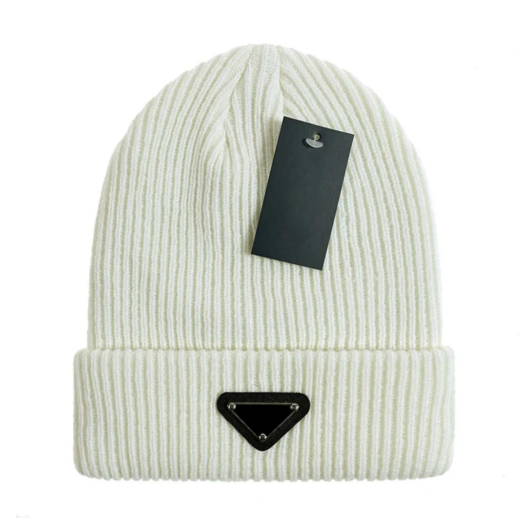 Beanie versatile Beanie Designer Temperamento lavorato a maglia caldo lettera triangolo design cappello regalo di Natale di alta qualità