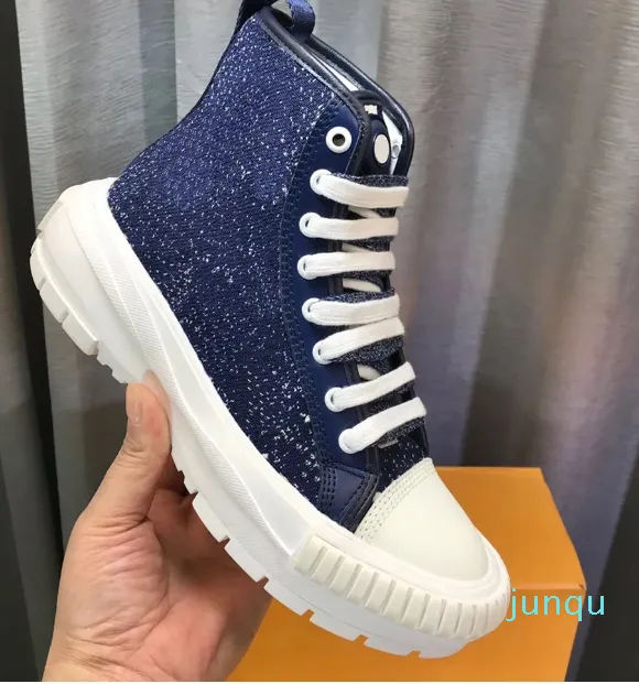 Queste Scarpe Alte Sono Famose La Loro Spessa Gomma Bianca Leggera