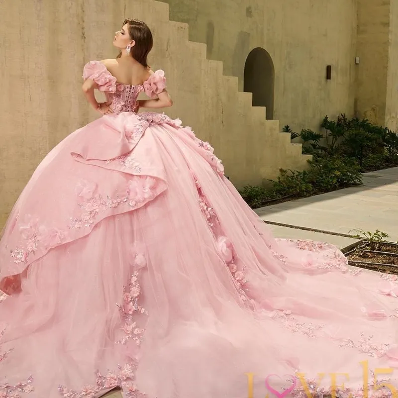 ピンクの恋人Quinceanera Dress Ball Gown Princess Shape Chapel Train Beading Aptique Lace Flower Sweet 15 16 Birthday Party Gown