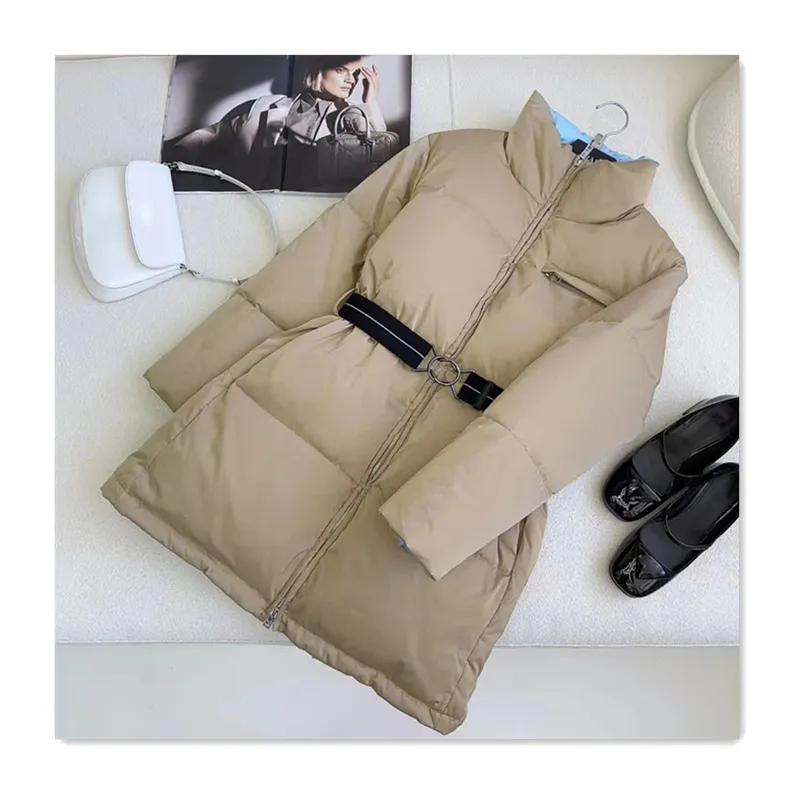 Vinterkvinnor Down Designer Down Jacket Womens Coat Triangle Logo Khaki dragkedja Stå upp krage midjan samling Midlängd jacka Kvinnor Bakvärme Enkel ytterkläder