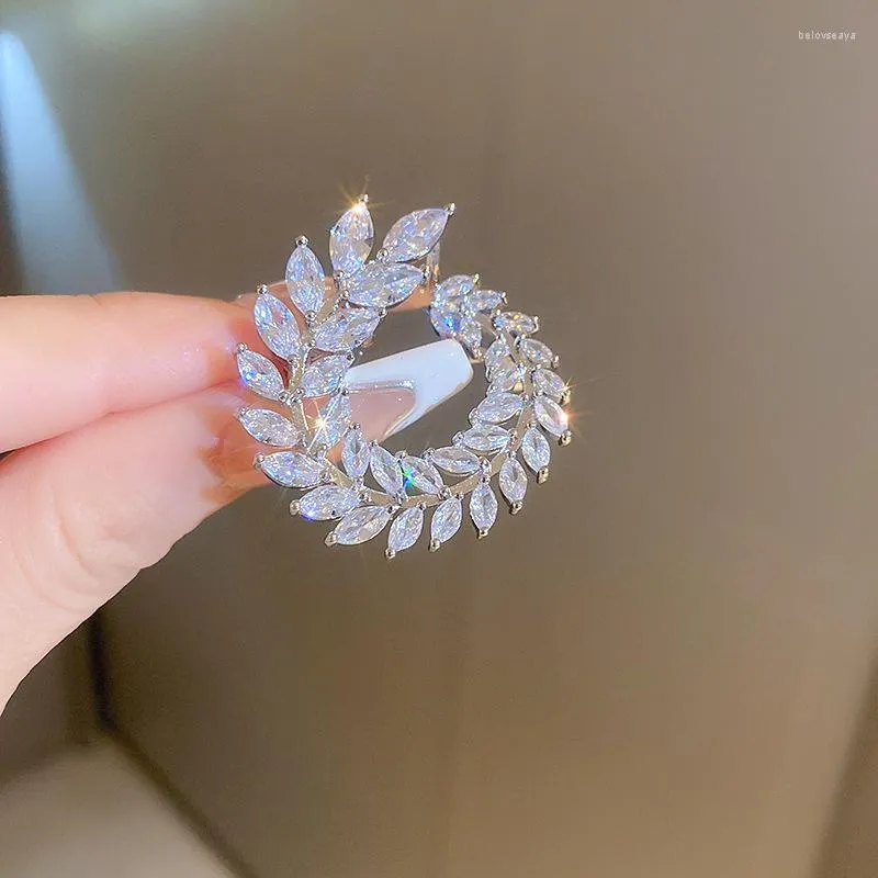Brooches Arrival Fashion Metal Trendy Round Women Zircon Light Luxury Leaf Simple Accessories Wholesale Jewelry