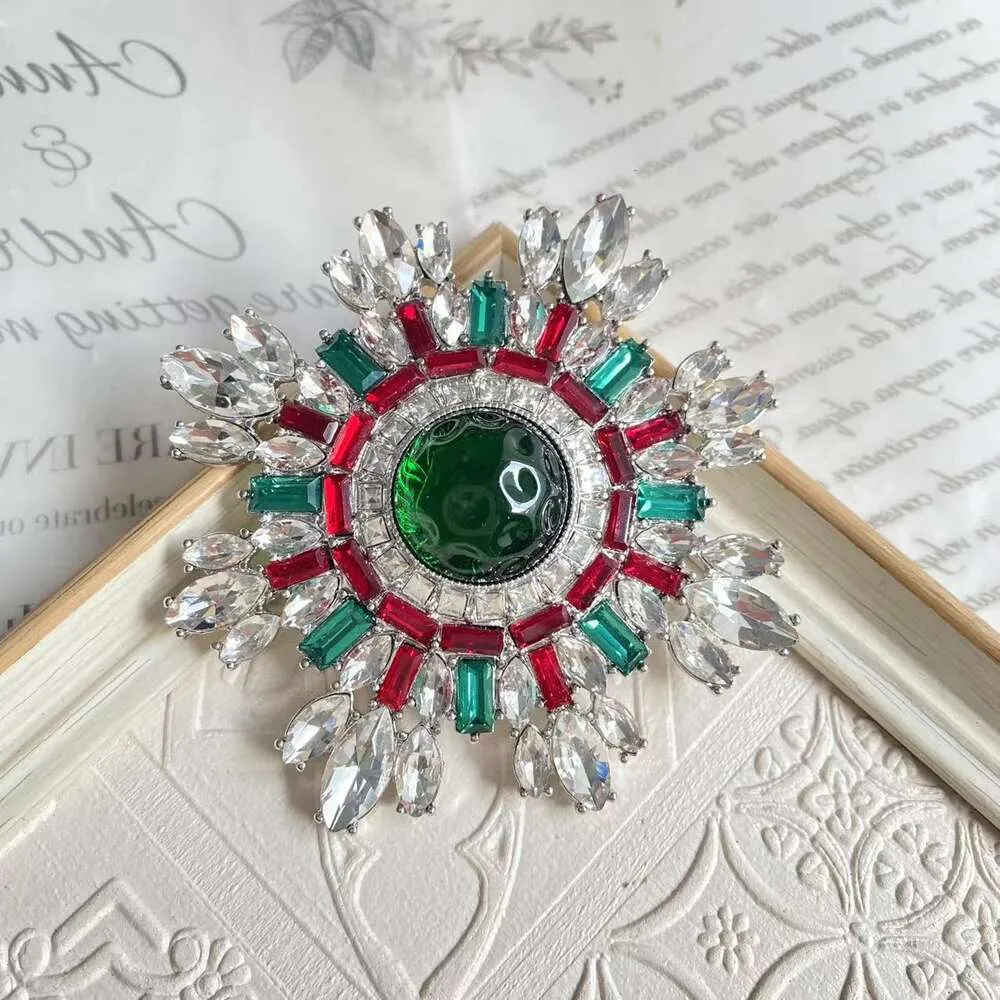 Volledige elegante middeleeuwse sneeuwvlokvormige Britse broche met diamanten bezaaid