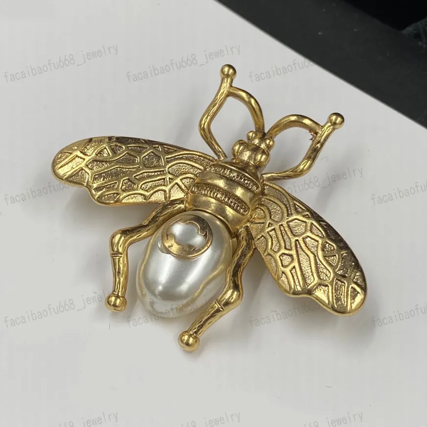 Broche Double Alphabet abeille perle, broche de créateur Vintage en laiton, cadeau de noël pour la saint-valentin