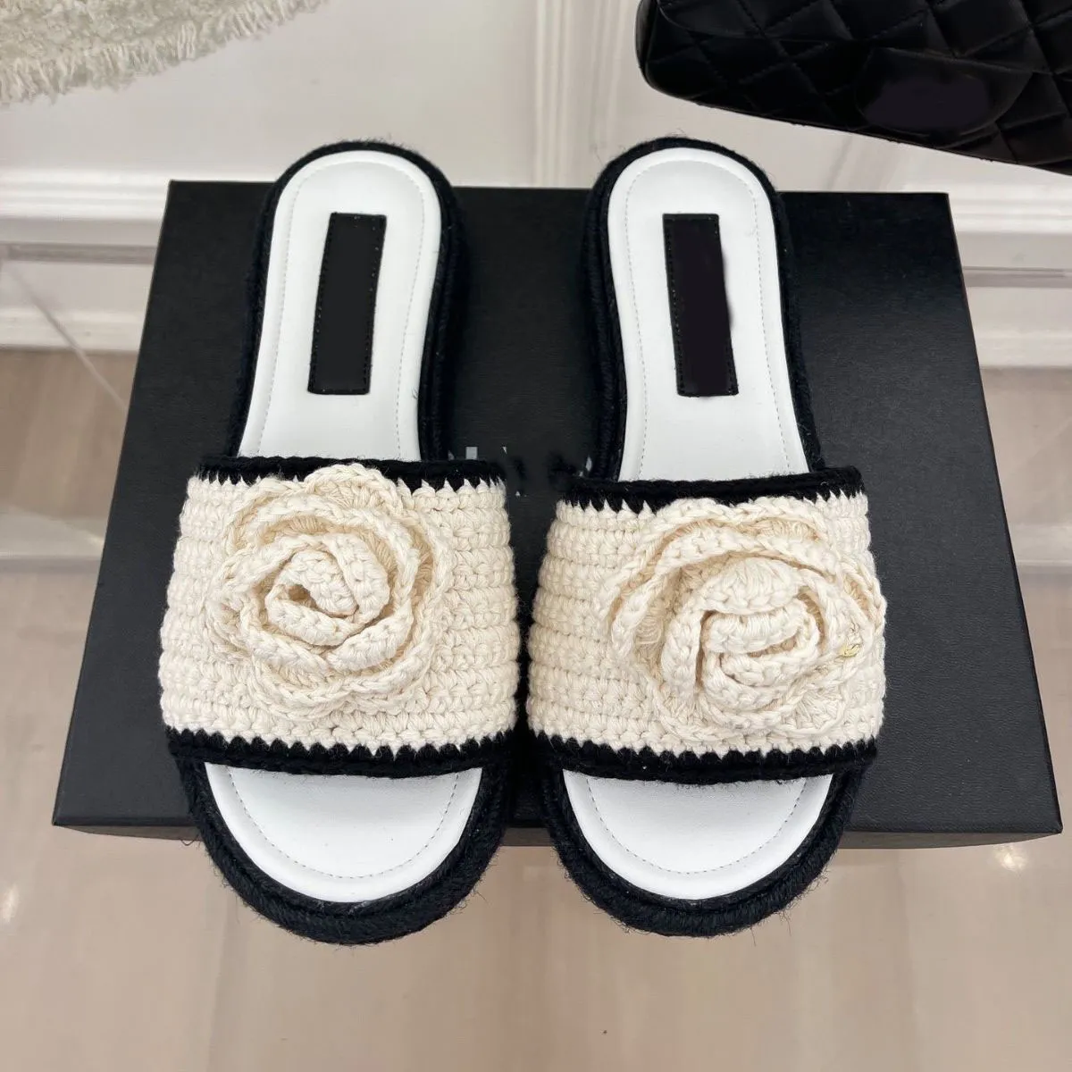 Blanc Femmes Pantoufles Mule Diapositives Élégant Classique Pantoufle Plat Maison Loisirs Sandales Été Designer Luxe Mode Dames Piscine Plage Extérieur Tongs Plates