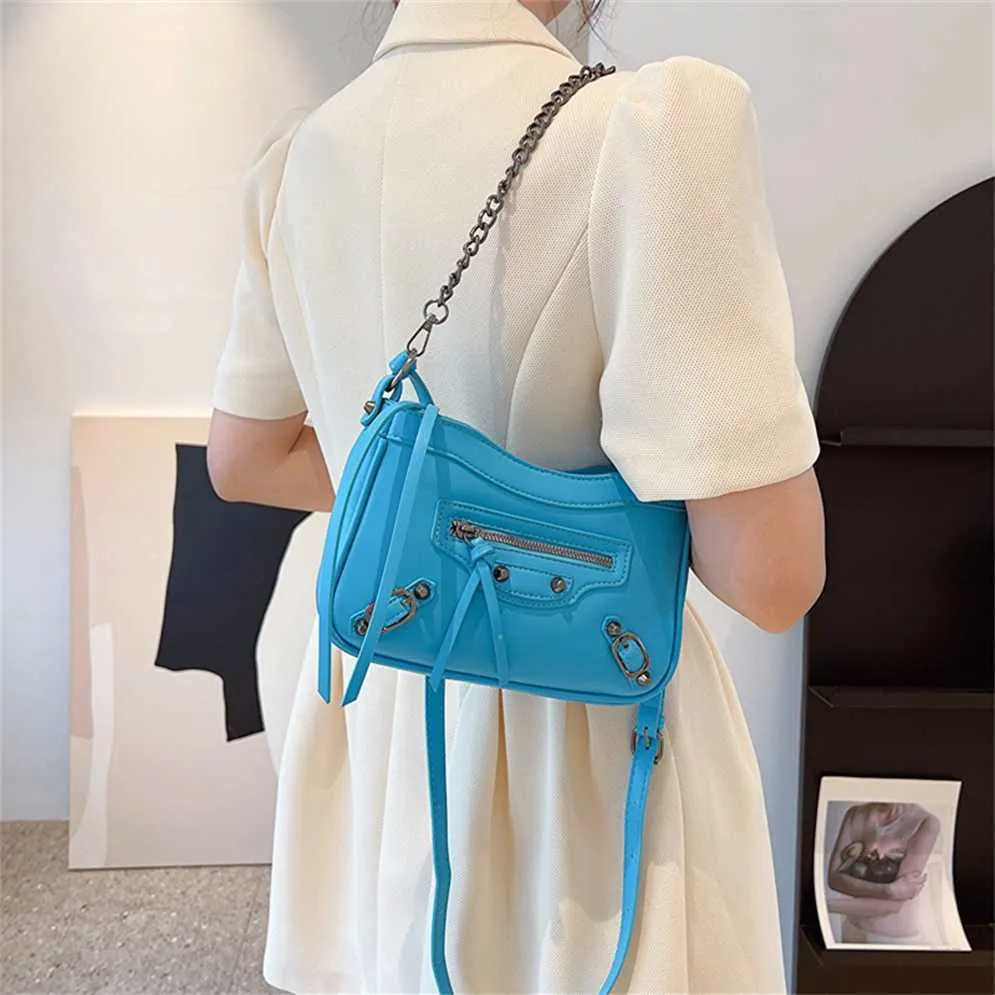 Klein Ontwerp Voor Vrouwen 2023 Nieuwe Mode Klinknagel Ketting Onderarm Trendy Textuur Locomotief Crossbody Tas Model 7569