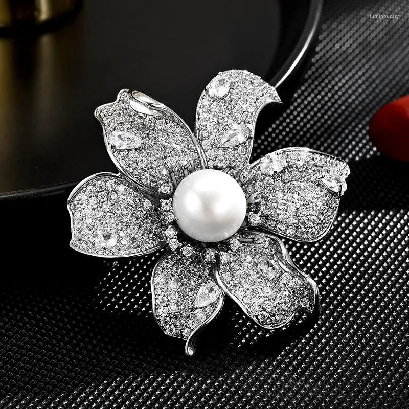SUYU Autumn Womens Light Luxury Silver Flower Brooch With