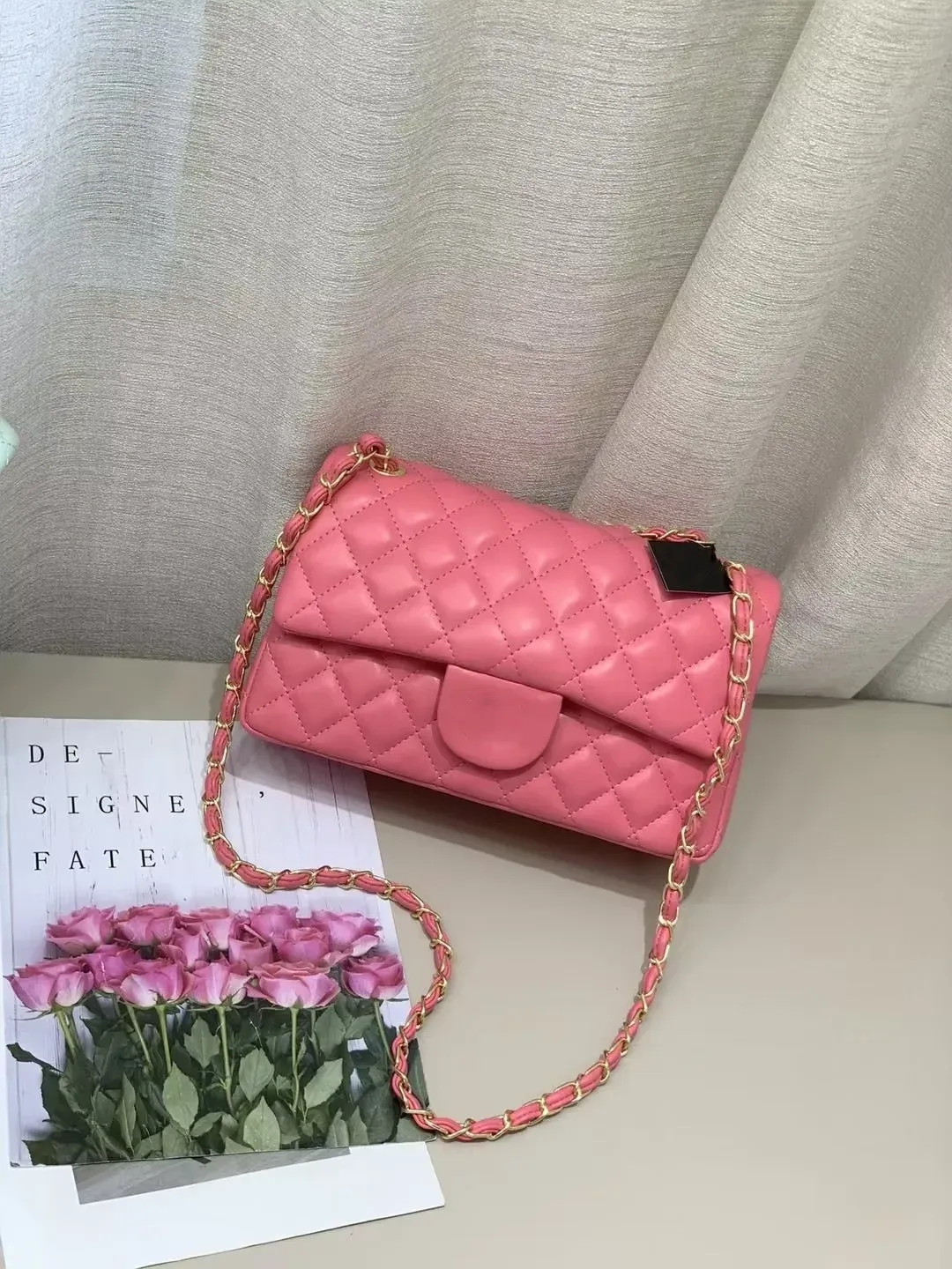 Sac à main de styliste pour femmes, fourre-tout personnalisé en cuir avec chaîne en or, bandoulière noir blanc rose, pochette à bandoulière de bétail, marque célèbre