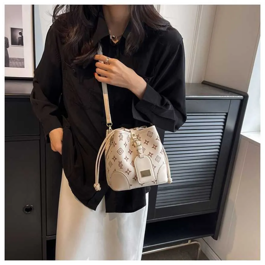 Crossbody Bucket for Women 2023 New Fashion Super Hot Pendling High Quality and Small Style Old Flower One Shoulder Vegetabilisk korgväska Inventory 399