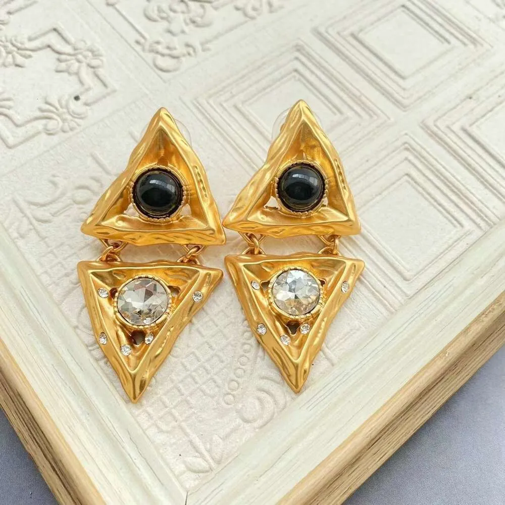 Geometrische, mittellange, dreieckige Ohrringe im französischen Stil mit mittelalten Diamanten und glasierten Steinohrclips