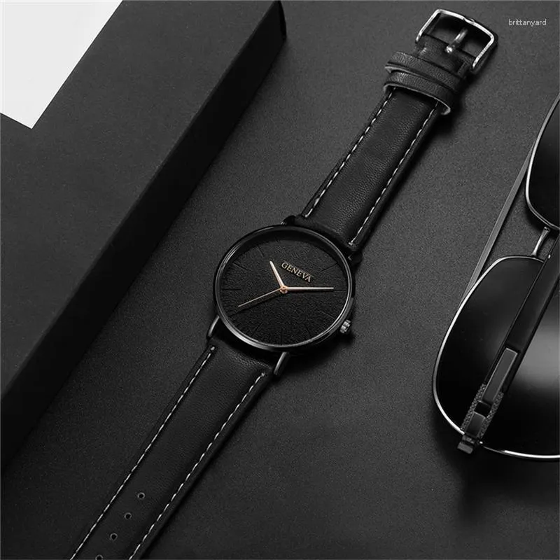 Montre-bracelets Geneva Brand Men Regarde Simple Sports Men's Quartz Wristwatch Leather Watch Band Fashion Casual Watch For Regios Masculino