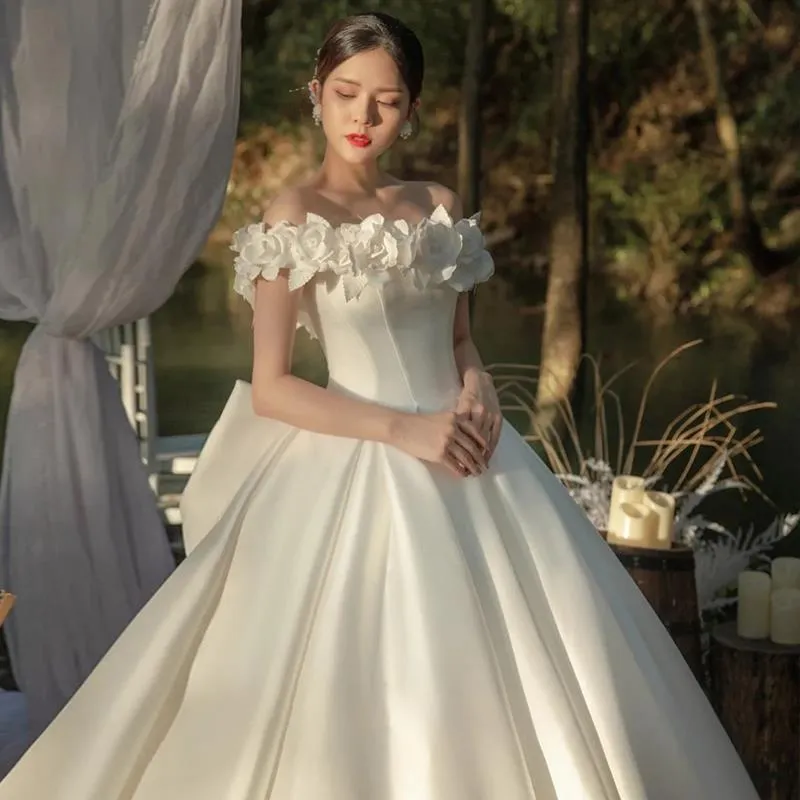 Nouvelle robe de mariée moderne satin longue sur les cristaux d'épaule Courts perlées Boues de mariée Boues de mariée plissages White Garden Bride Robes Ball Ball Spring Big Bow Vestido de Novia