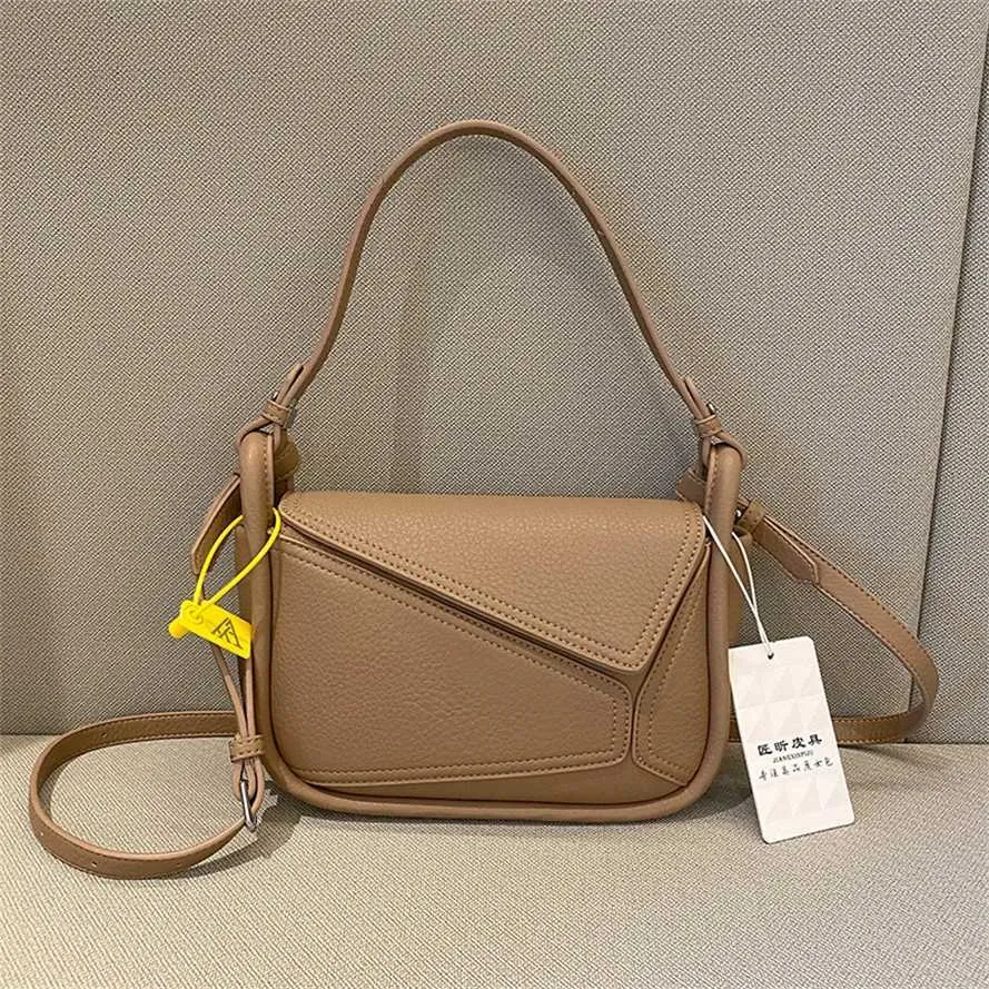 Women s Small Square Crossbody Bag Versatile Designer Handbag for Early Spring Niche Design Outlet Sale