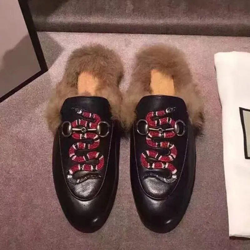 Het 2023 designer äkta läder loafers päls muller toffel med spänne mode kvinnor prinsetad damer casual päls muls lägenheter