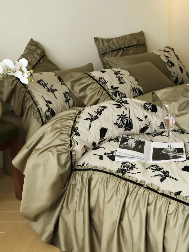 Set di biancheria da letto Quattro pezzi francese retrò fiore ricamo copripiumino jacquard verde balza in cotone autunno inverno caldo lenzuolo con angoli per la casa