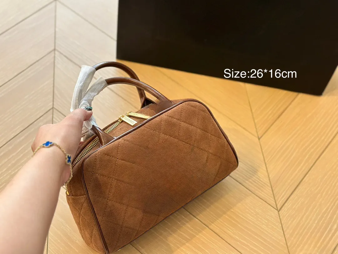 2023 En son model yüksek kaliteli deri tasarımcı 10a marka çantası bayanlar çanta çantası büyük kapasiteli peluş kış çanta Noel hediyesi