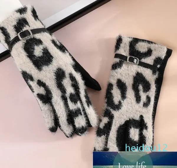 Осенне-зимние новые утолщенные теплые бархатные перчатки с леопардовым принтом в Корейском стиле, элегантные теплые бархатные перчатки с пряжкой