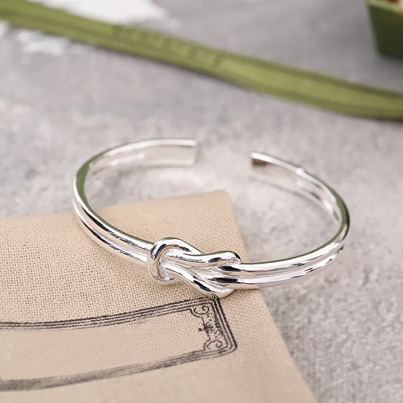 Fascino di lusso Gioielli da donna Bracciale in argento Semplice splendida apertura Doppio strato Annodare un design Moda ed elegante design Nobile Bracciale da donna elegante