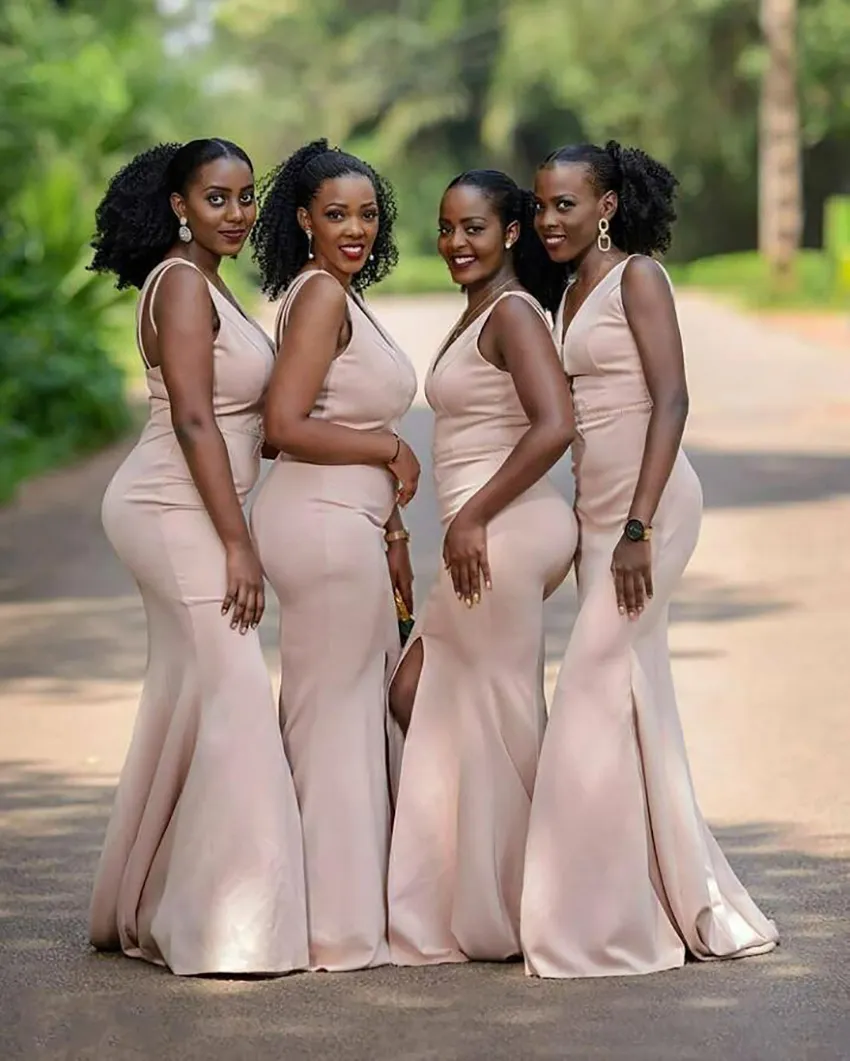 2023 Afrikanisches Brautjungfernkleid mit V-Ausschnitt, ärmellos, seitlich geschlitzt, Satin, Reißverschluss hinten, Sweep-Zug, Meerjungfrau-Hochzeitsgastkleid