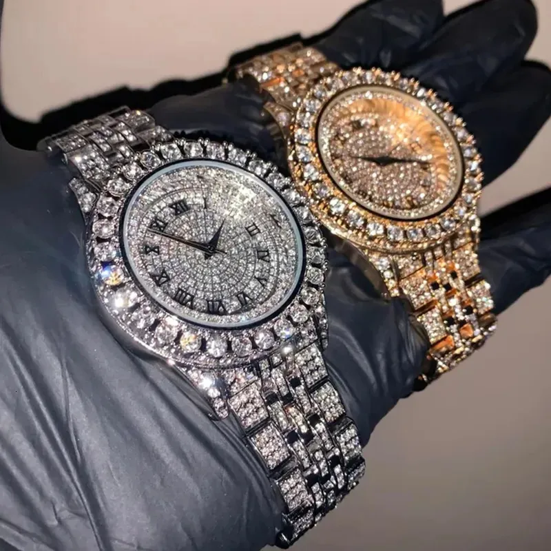 Andra klockor lyxiga fulla diamantklockor för män Top Brand Hip Hop Iced Out Arab Number Watch Men Fashion Steel Waterproof Clock Drop 230928