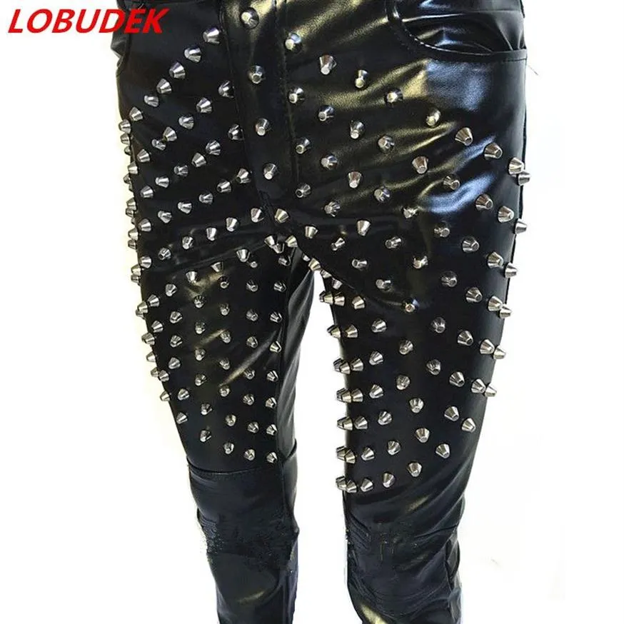 Black Pu Leather Pants Tide Rivet Slim Leather Trousers Bar Male Singer Rock Drum Dancer Stage Costume nattklubb DJ Singer Punk DA2403