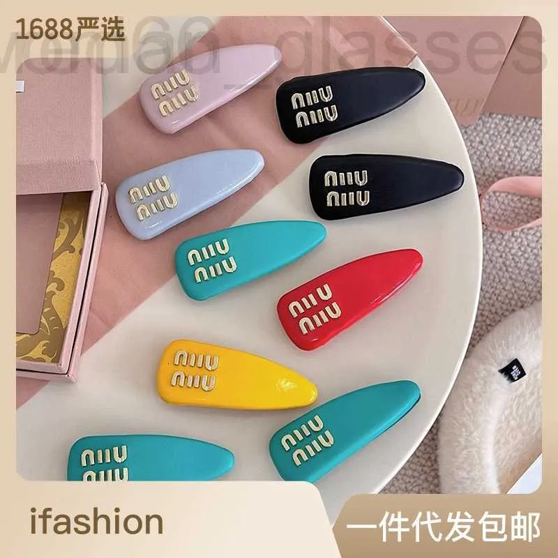 Hårklämmor Barrettes Designer Fashionable Letter Clip Fever Samma godisfärg Spring Bang Side Simple Style Accessories For Women LJL7 JO8C