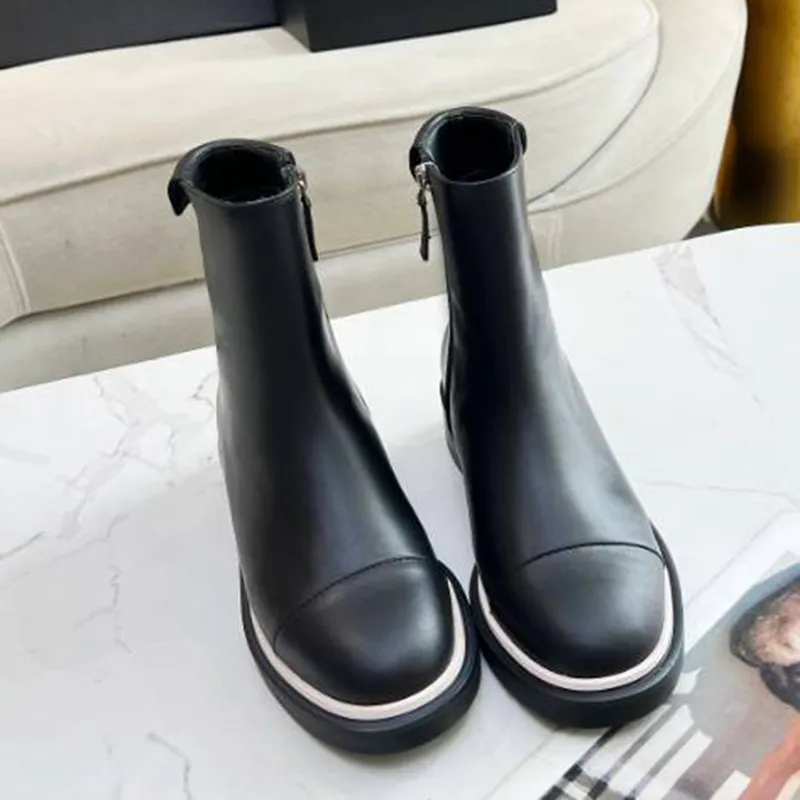 Vinter nya stövlar berömda kvinnliga designer Brand Metal Letter Winter Boots äkta läderkontrast Rund huvudklack upphöjd sido -dragkedja korta ärm damstövlar