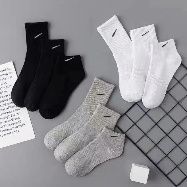 Chaussettes de créateurs pour hommes et femmes, taille basse, taille moyenne, taille haute, couleur unie, noir, blanc, gris, chaussettes de sport en coton respirant pour hommes et femmes