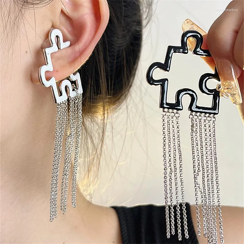 Pendientes de espalda Punk Blanco y negro Gota Esmalte Puzzle Forma Cadena Borla Earbone Clip Personalidad Joyería de moda Regalo para hombres Mujeres 2023