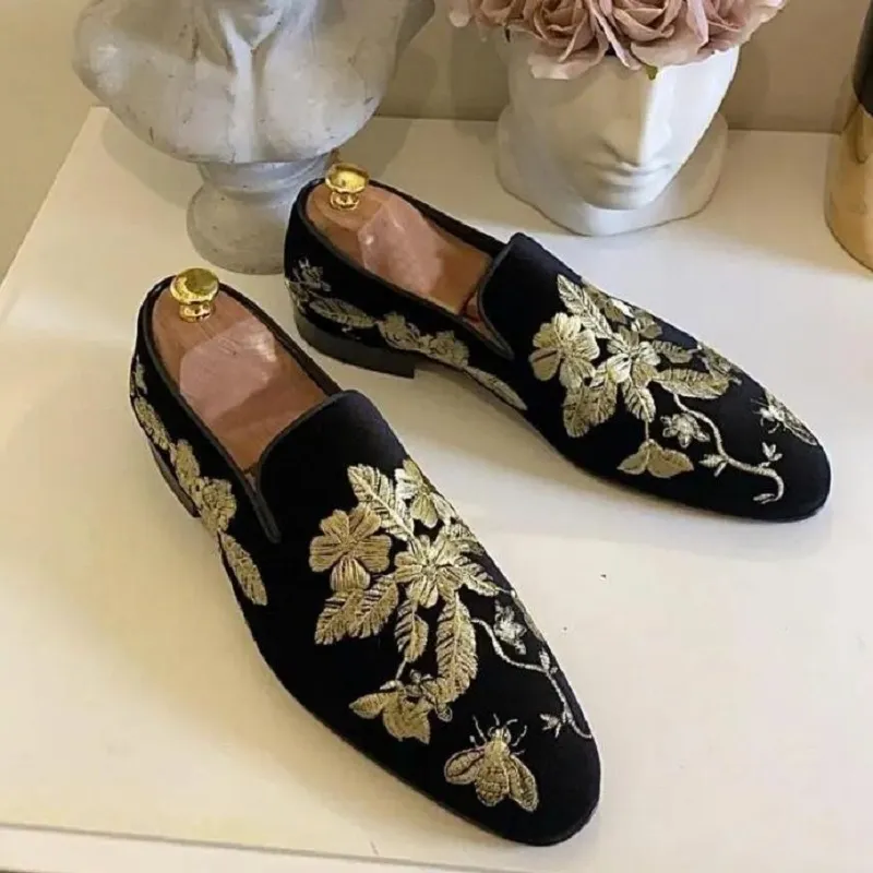 Loafers Men Shoes Fashion Black Imitation Suede Gold Embroidery Flower Business Casual Shoes Sapatos Para Hombre 10A3