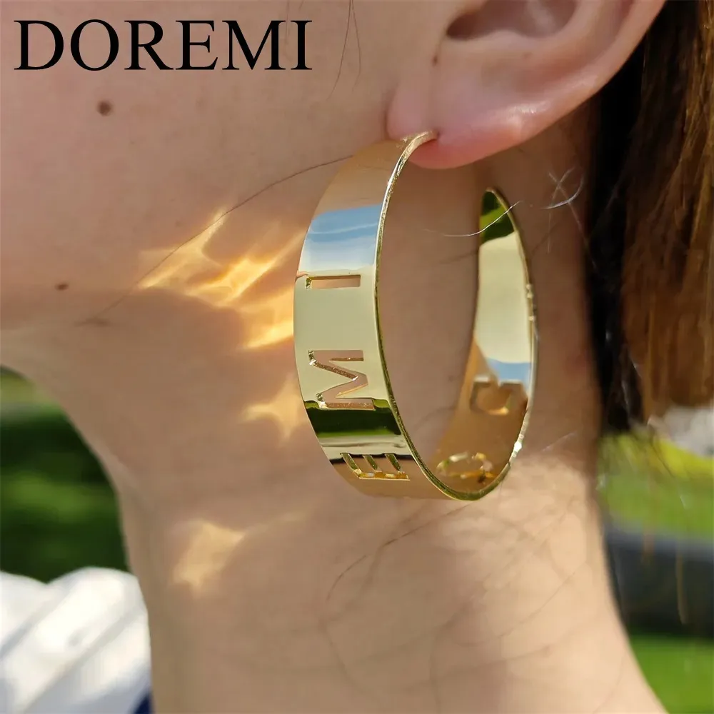 Hoop Huggie DOREMI personnalisé creux lettre boucle d'oreille cerceau épais plaqué or boucle d'oreille cerceau creux personnalisé bijoux de mode 231005