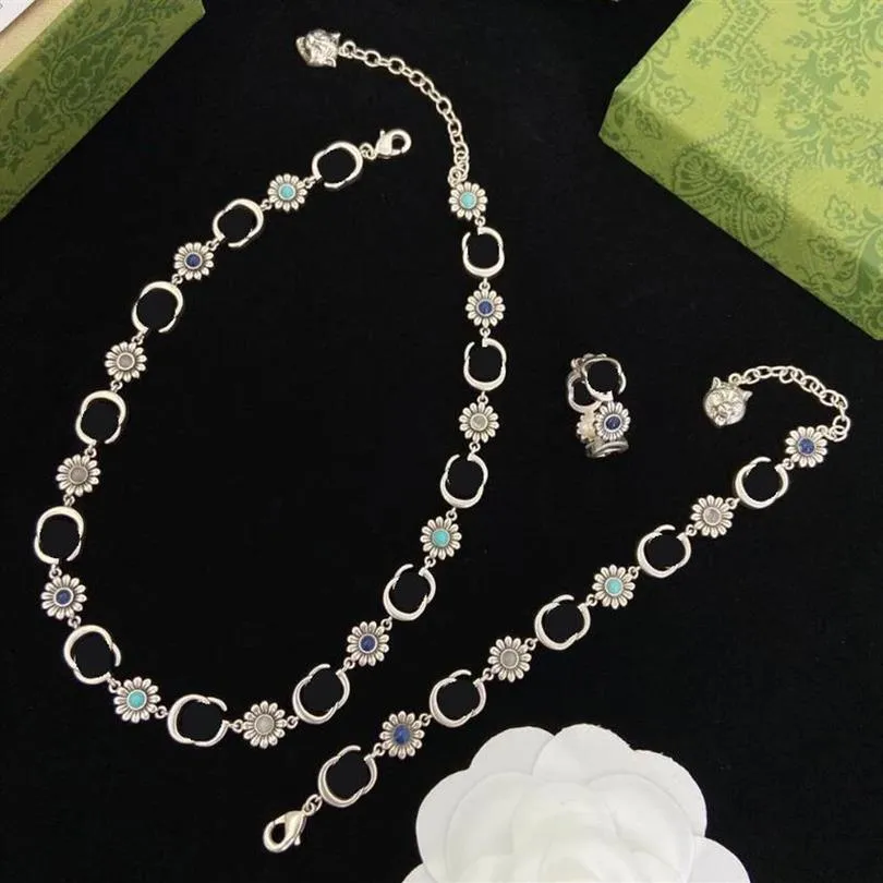 Classic Silver Flower Chain Chokers Halsband Luxury Designer Dubbel bokstavsarmband har stämpel mässingsmaterial för kvinnor bröllop PA271B