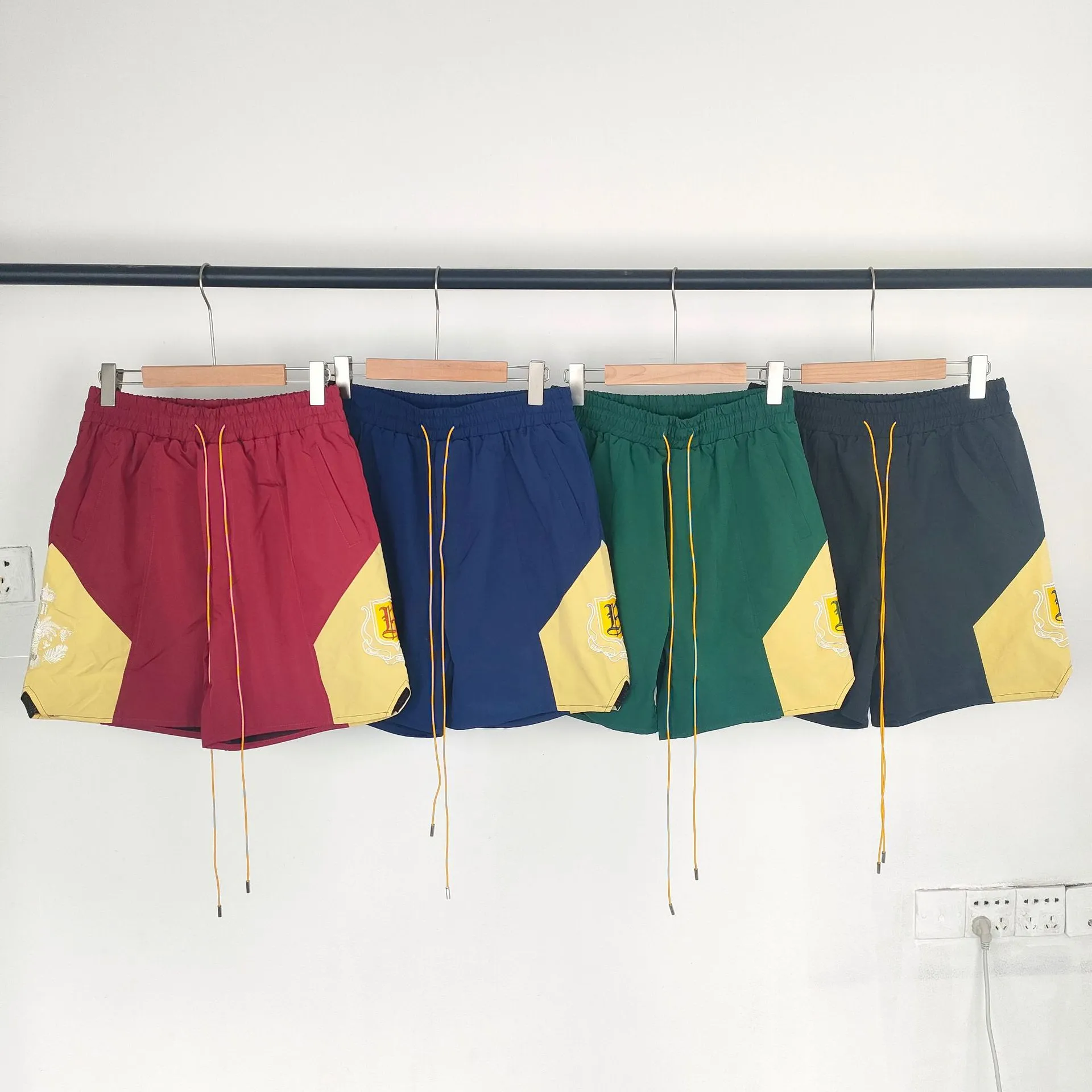 Ins Marca Designer Mens Shorts High Street Rhude Curto Bordado Colorido Cordão Elástico Mens Mulheres Casual Unissex Split Shorts Quinta Calças Europeu S-XL