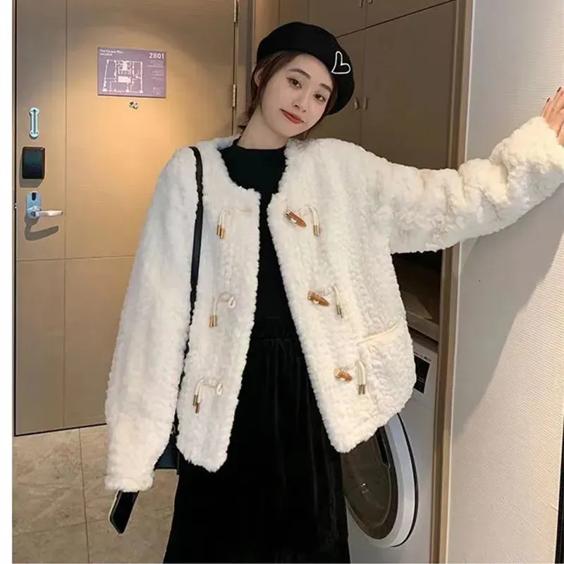 Kvinnor Hoodies Sweatshirts Autumn and Winter Fragrance Style Integrated Lamb Hair Round Neck Elegant Cowhorn Button Imitation Fur Coat 231005