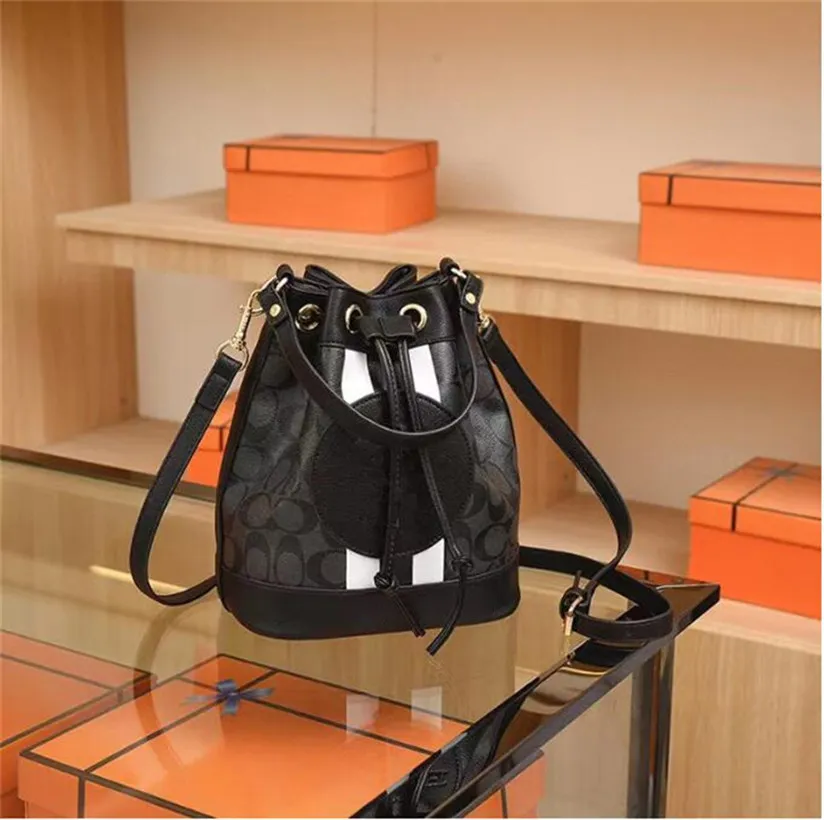 2023 Mochila diseñadora Mochila clásica de gran capacidad Diseño impermeable Carry Metpack Men s y mujer bolsas de lona mochila fashionista luxur