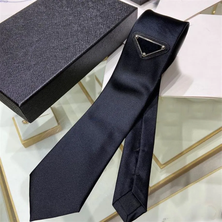 MENS DESIGNER NECK TIE SUIT Kvinnor Slyckor Lyxiga affärsmän Silkband P Wedding Neckwear Cravate Cravattino Krawatte Choker Bel1786