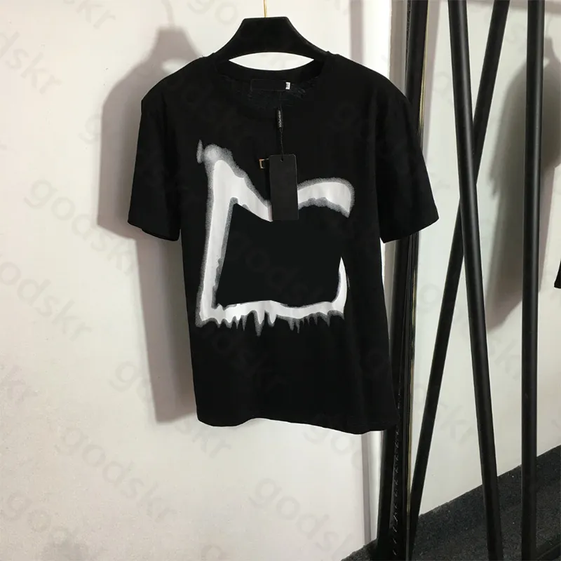 Camisa solta com estampa de letras femininas, designer de moda com logotipo de metal, blusa de manga curta, gola redonda