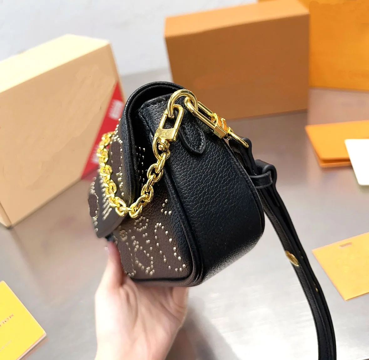 Fashion Designer bag Hand-held crossbody bag Flap design Metal chain leather shoulder strap adjustable 22X10cm folding gift box