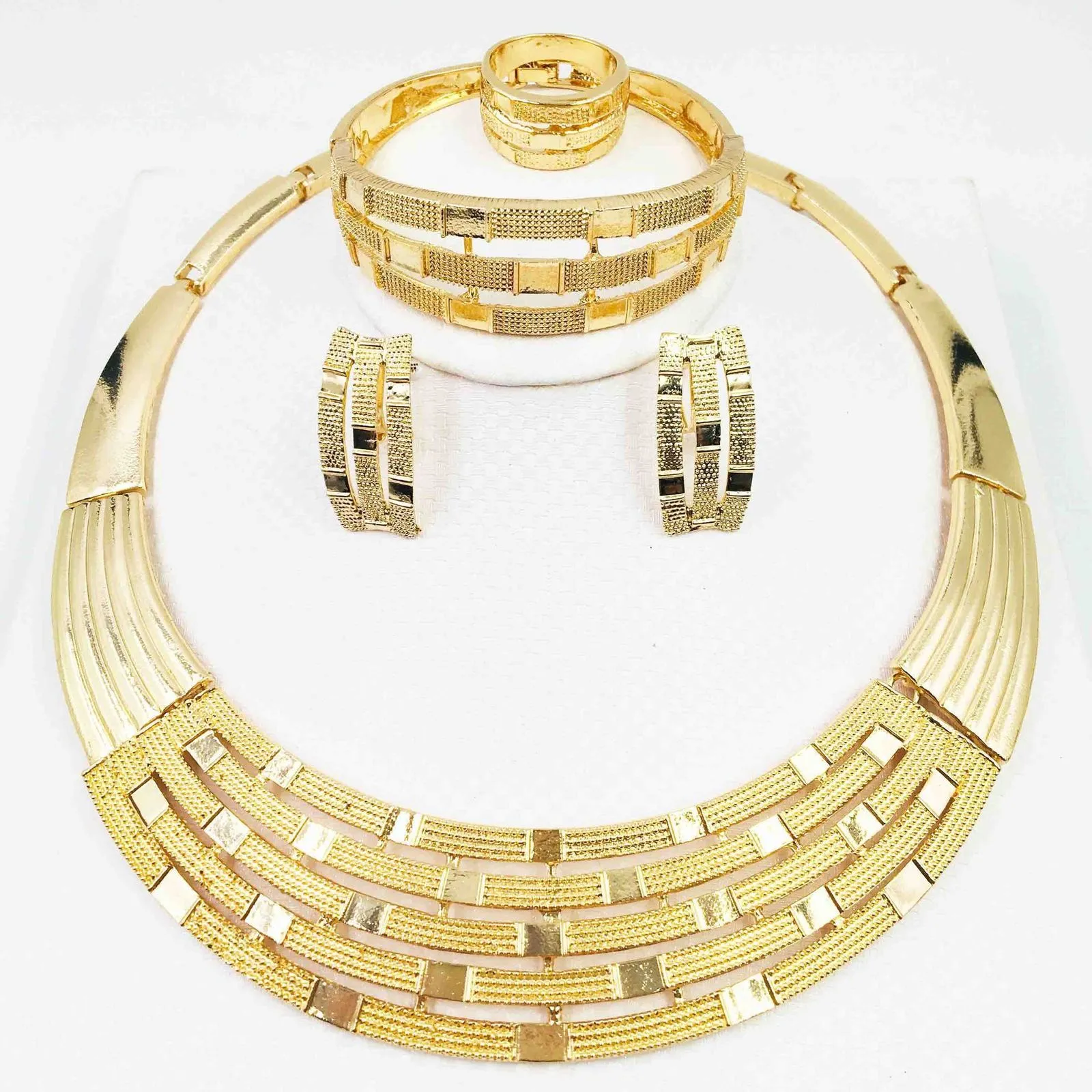 Set di gioielli color oro africano 24k per le donne Dubai Regali di nozze da sposa Collana girocollo Bracciale Orecchini Anello Set di gioielli 220224