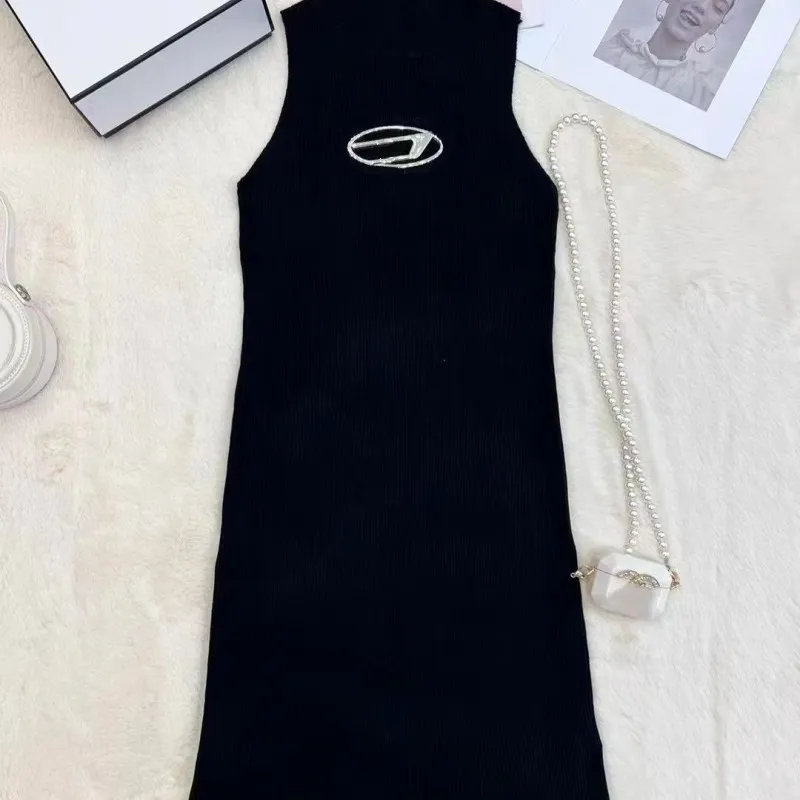 Diesl Whitedressフレンチレイジースタイル24SSラグジュアリードレス女性デザイナーディーゼルセンスソリッドカラーフード付きゆるいファッション編みボトムブランドドレス