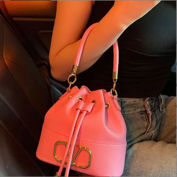 Klassisk dragstängning Pu Bucket Bag Womens Men handväska original lyx tote dragstring axel het modedesigner hinkar på väskan v05