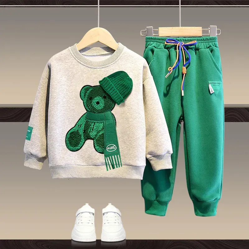 Kledingsets Herfst babymeisje jongenskledingset Kinderen Sport Cartoon Beer Sweatshirt Top en broek Knoop Tweedelig pak Katoenen trainingspak 231005