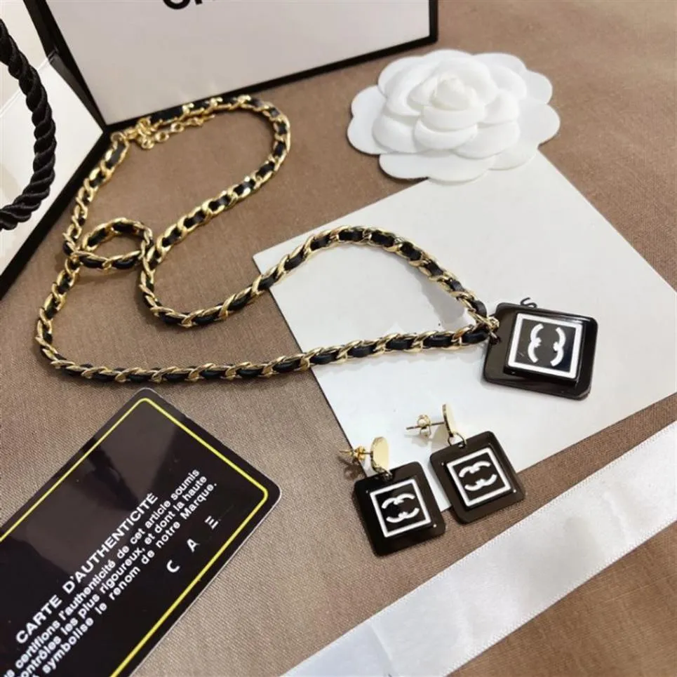 Popular Designer Brand Stamp Necklace Vintage Young Styles Pendant Necklaces Classic Logo Luxury Jewelry Selected Female Gift Frie283F