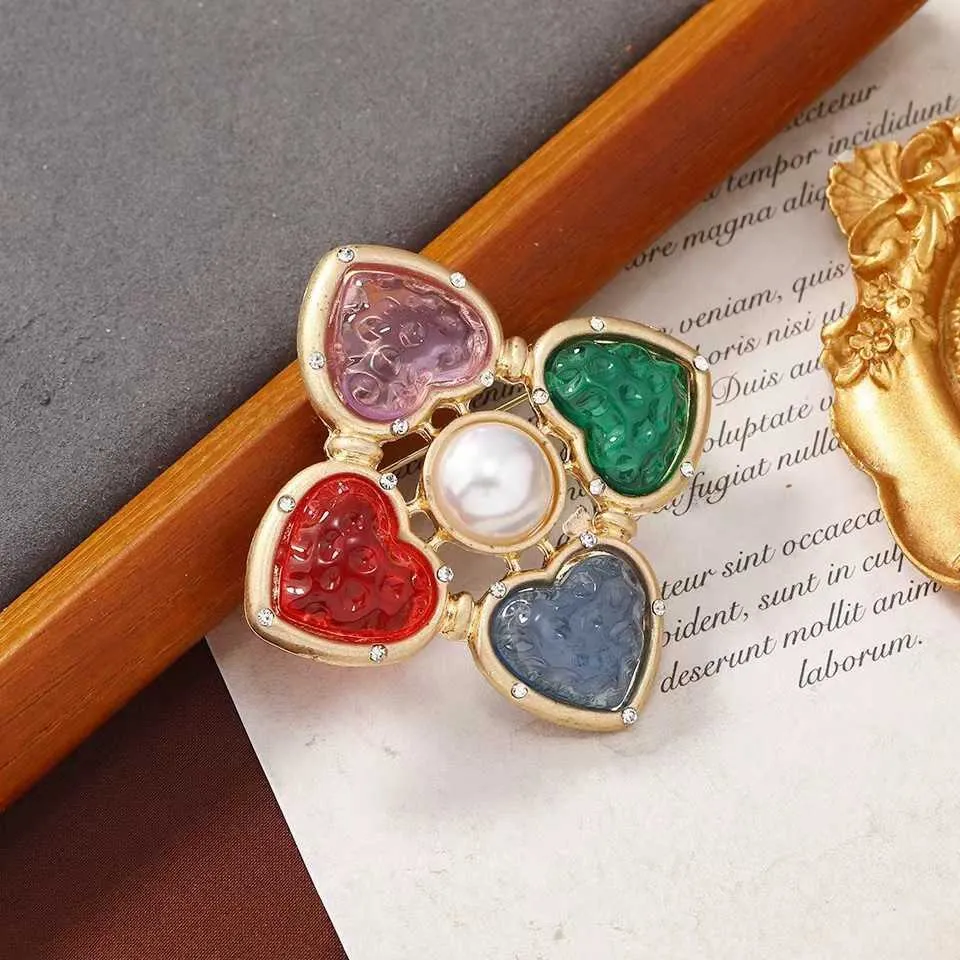 Designer Luxury Brooch Peach Resin Pin Imitation Glass Baroque Five Color Geometric Coat Accessories Brooch Female Jewelry