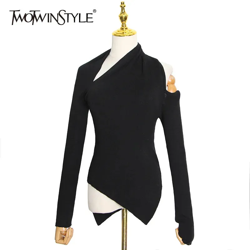 Maglioni da donna TWOTWINSTYLE Maglione nero da donna Colletto irregolare Manica lunga One Off Shouder Maglioni lavorati a maglia scavati Stile femminile 231005